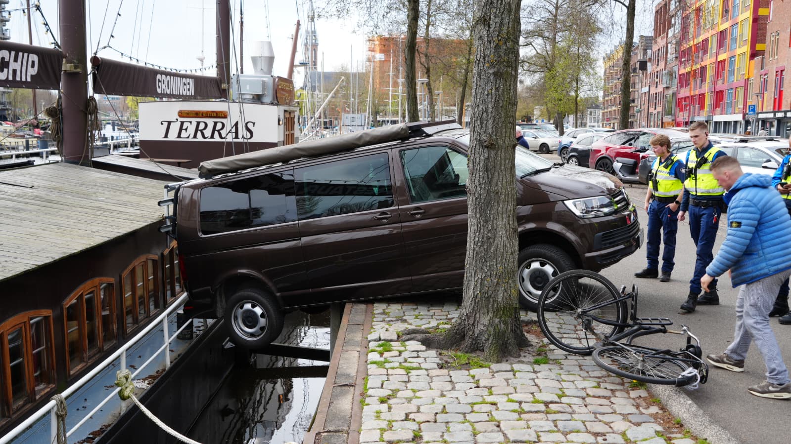 Auto rolt tegen ’t Pannekoekschip op de Oosterkade