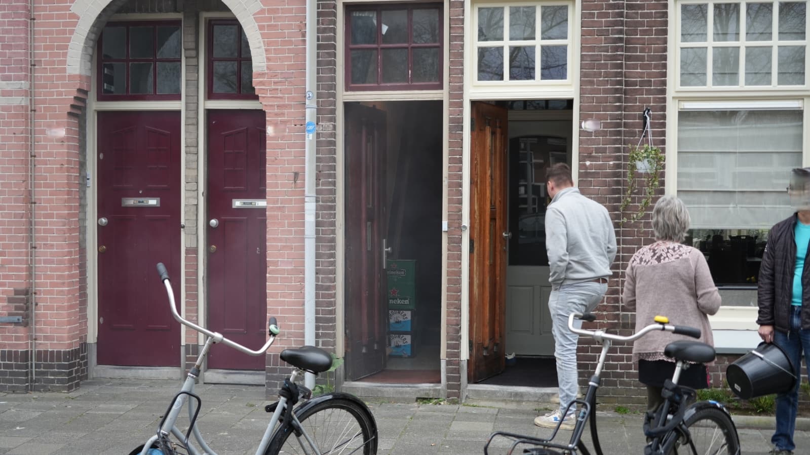 Brand op balkon zorgt voor schade in woning Bankastraat