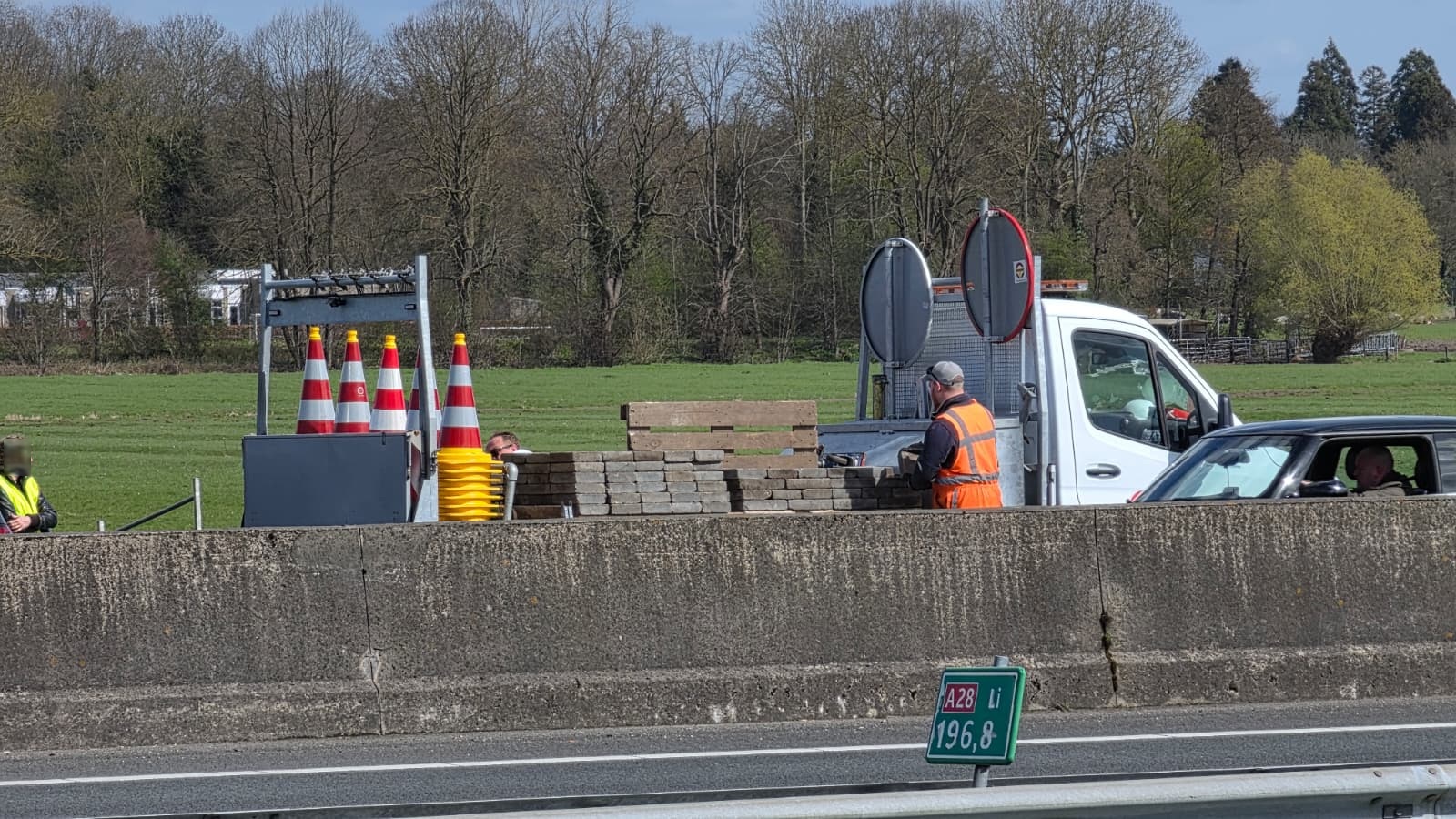 Kapotte aanhanger zorgt voor vertraging op A28 bij Haren