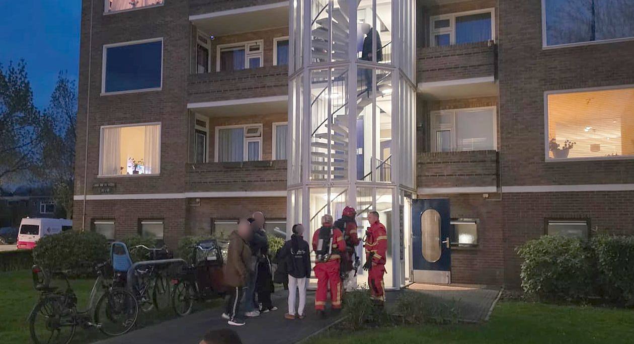 Portiekflat aan Laan van de Vrede ontruimd vanwege geur van lekkende brommer