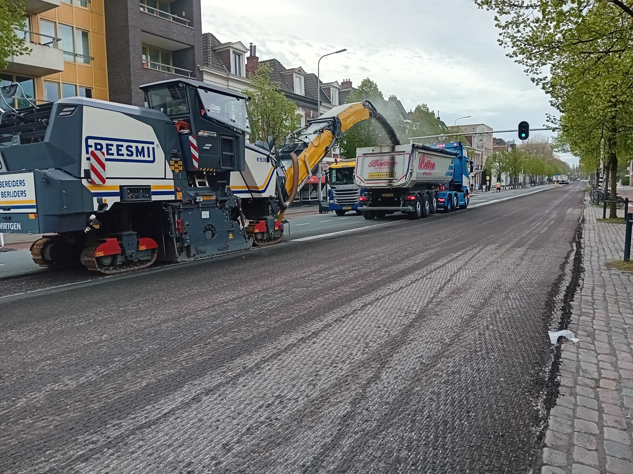 Valse start voor asfaltering Hereweg: “Geparkeerde auto’s moesten eerst weggesleept worden”