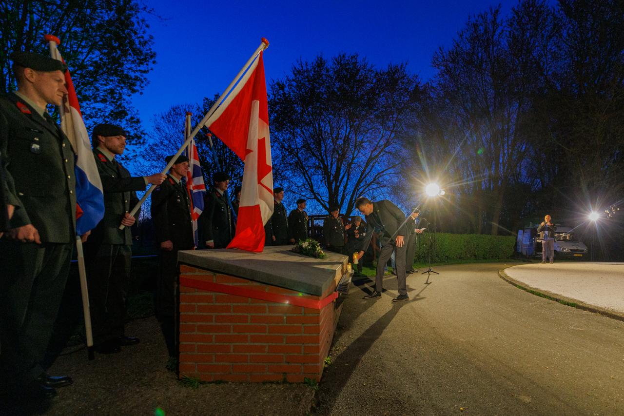 Stad herdenkt Canadese bevrijders in Bevrijdingsbos