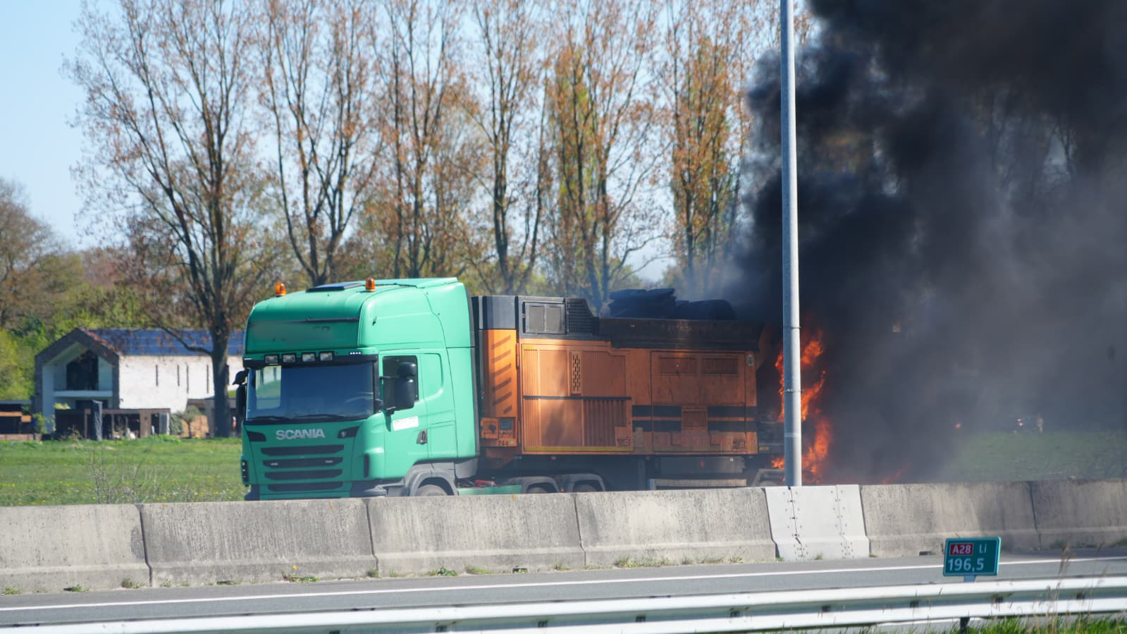 A28 volledig afgesloten tussen Stad en Haren vanwege brandende vrachtwagen