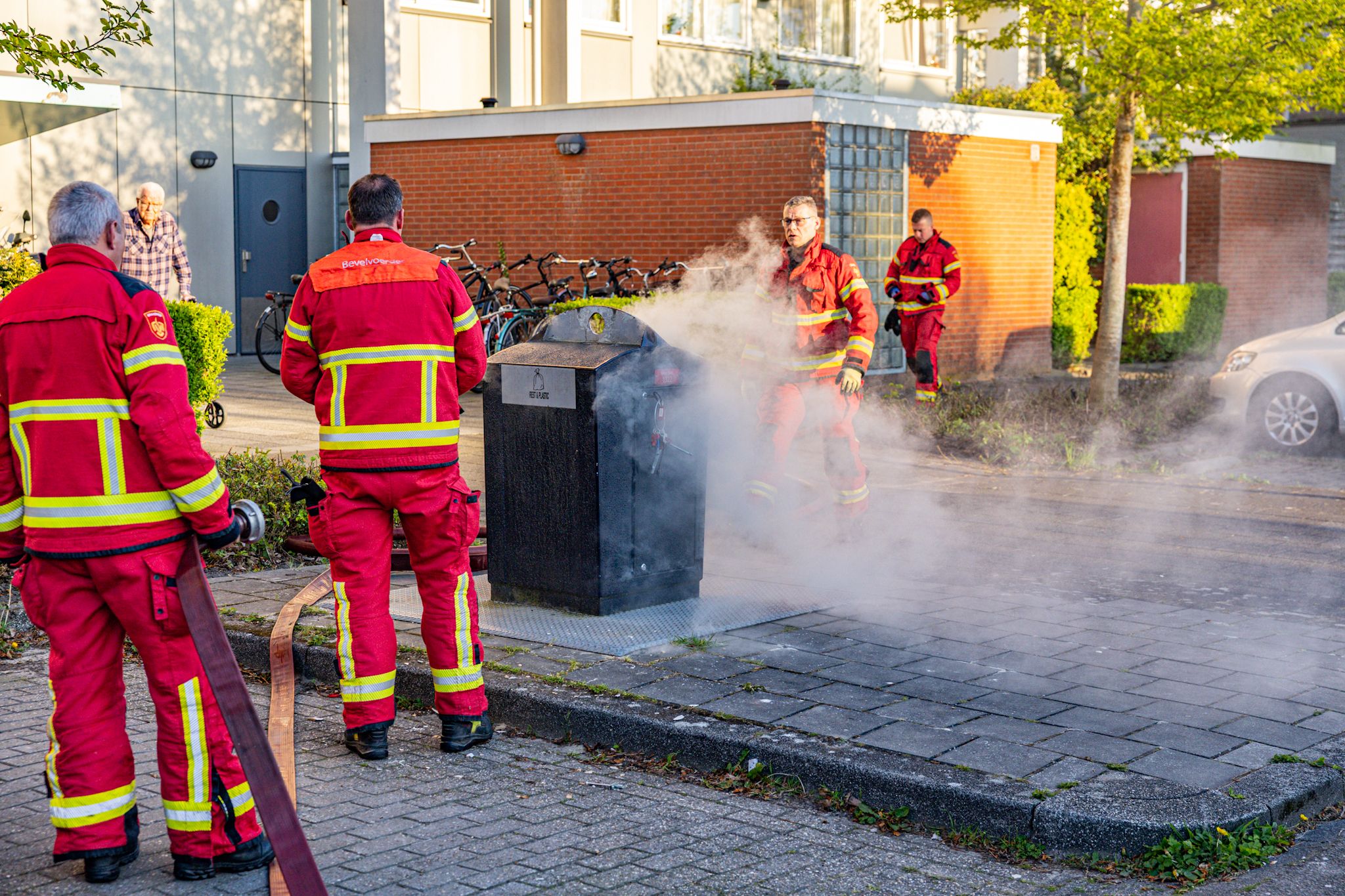 Forse rookontwikkeling bij brand in ondergrondse container Hoornse Meer