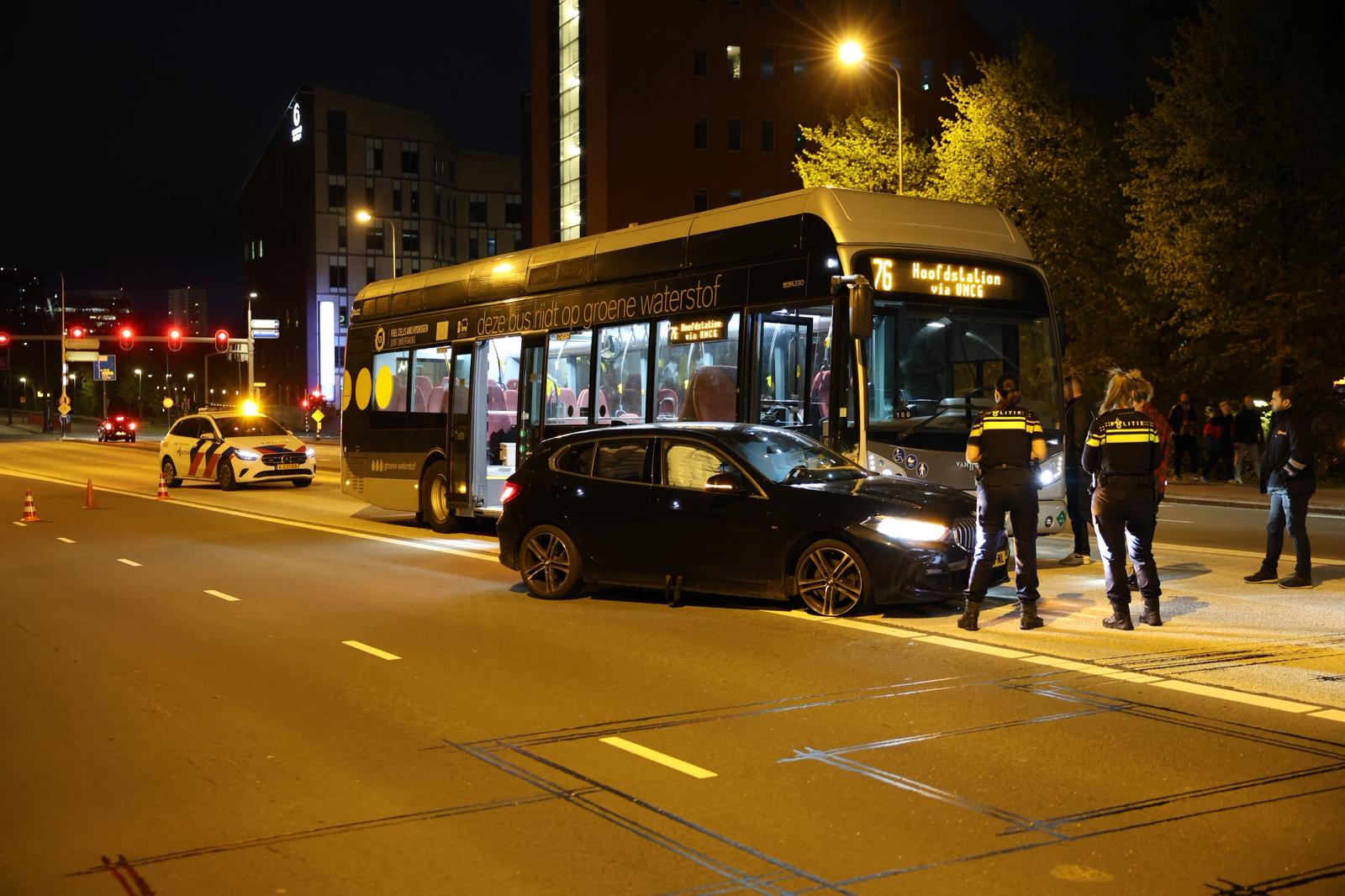Flinke schade na botsing tussen lijnbus en auto op Oosterhavenbrug