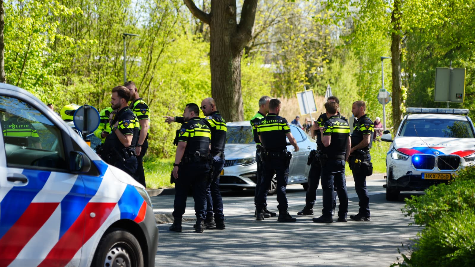Politie rijdt auto klem en lost waarschuwingsschot bij aanhouding op Helperzoom