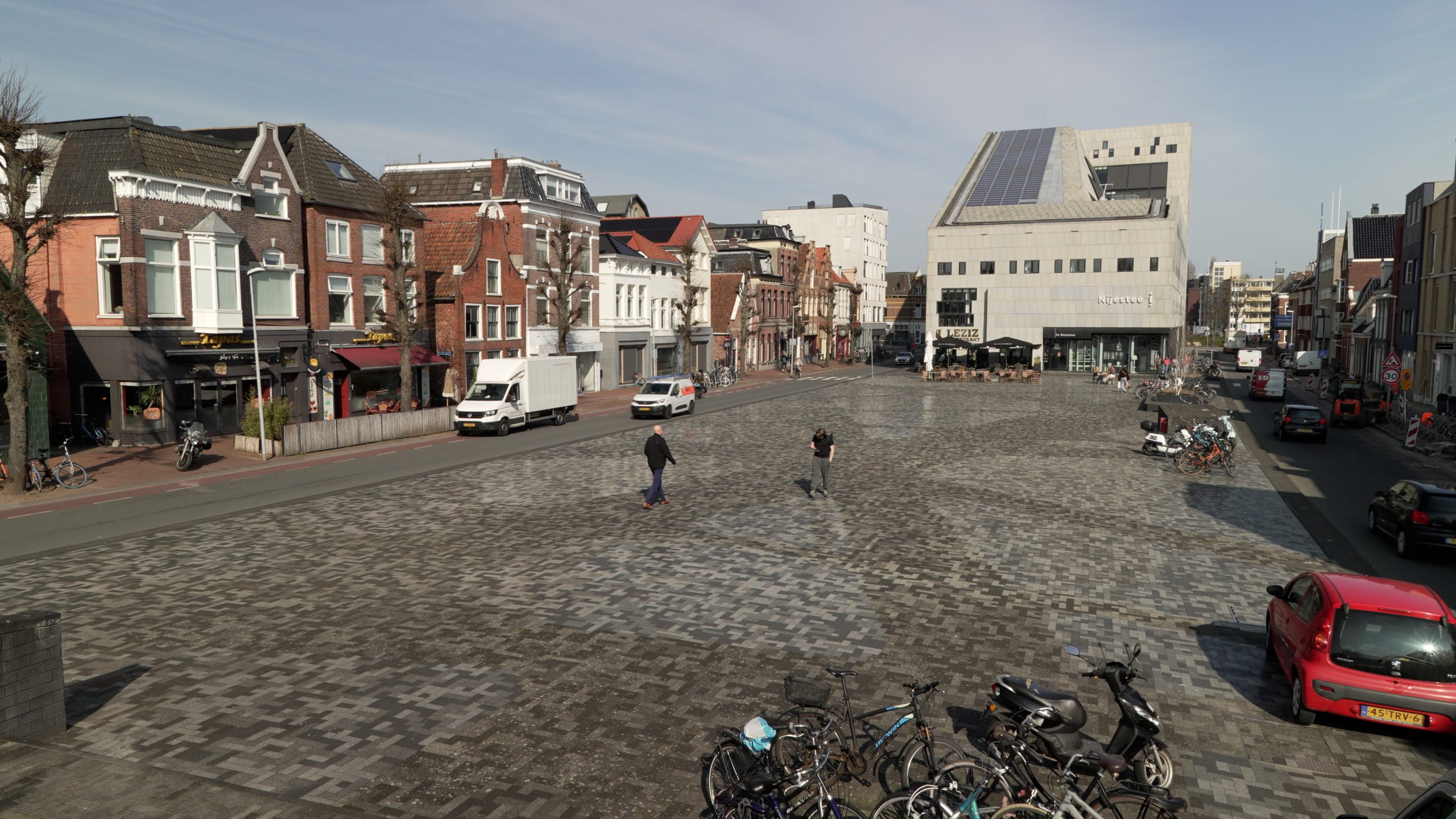 Bouwstof #21: Hoe maak je van een grijze vlakte als het Damsterplein een groene parel?