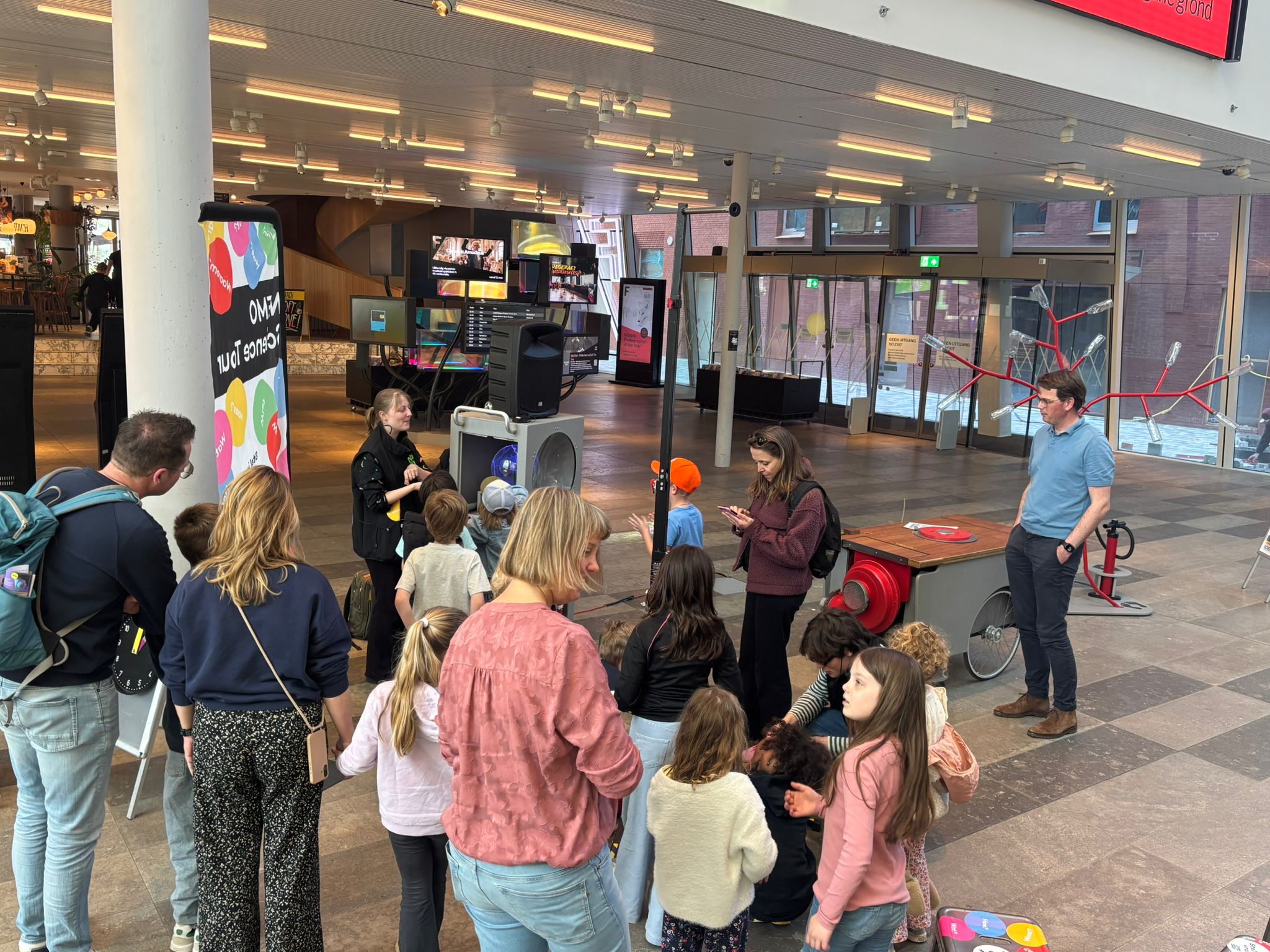 NEMO Science Tour in Forum Groningen, de proefjes vliegen je om de oren
