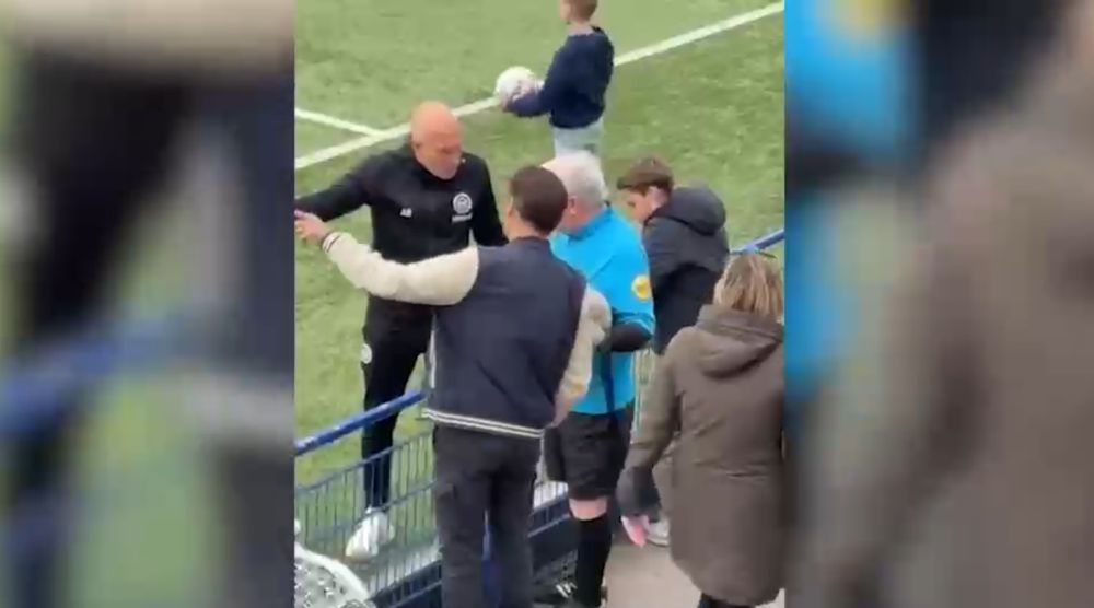 Arjen Robben met Wilfred Genee in de ‘çlinch’ tijdens jeugdwedstrijd van FC Groningen in Hilversum