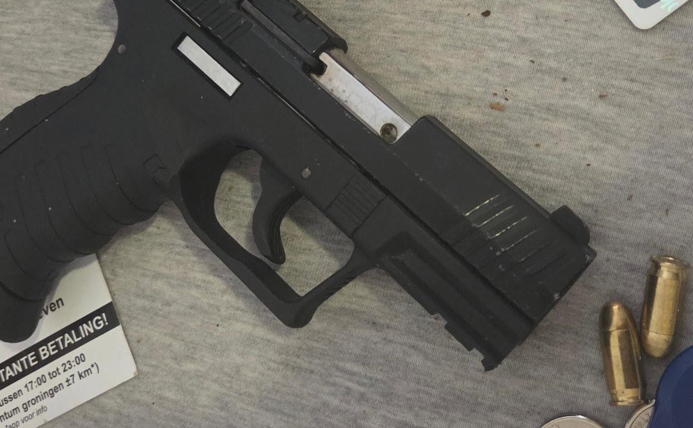 Agenten vinden drugs, vals geld en vuurwapen in woning na anonieme melding