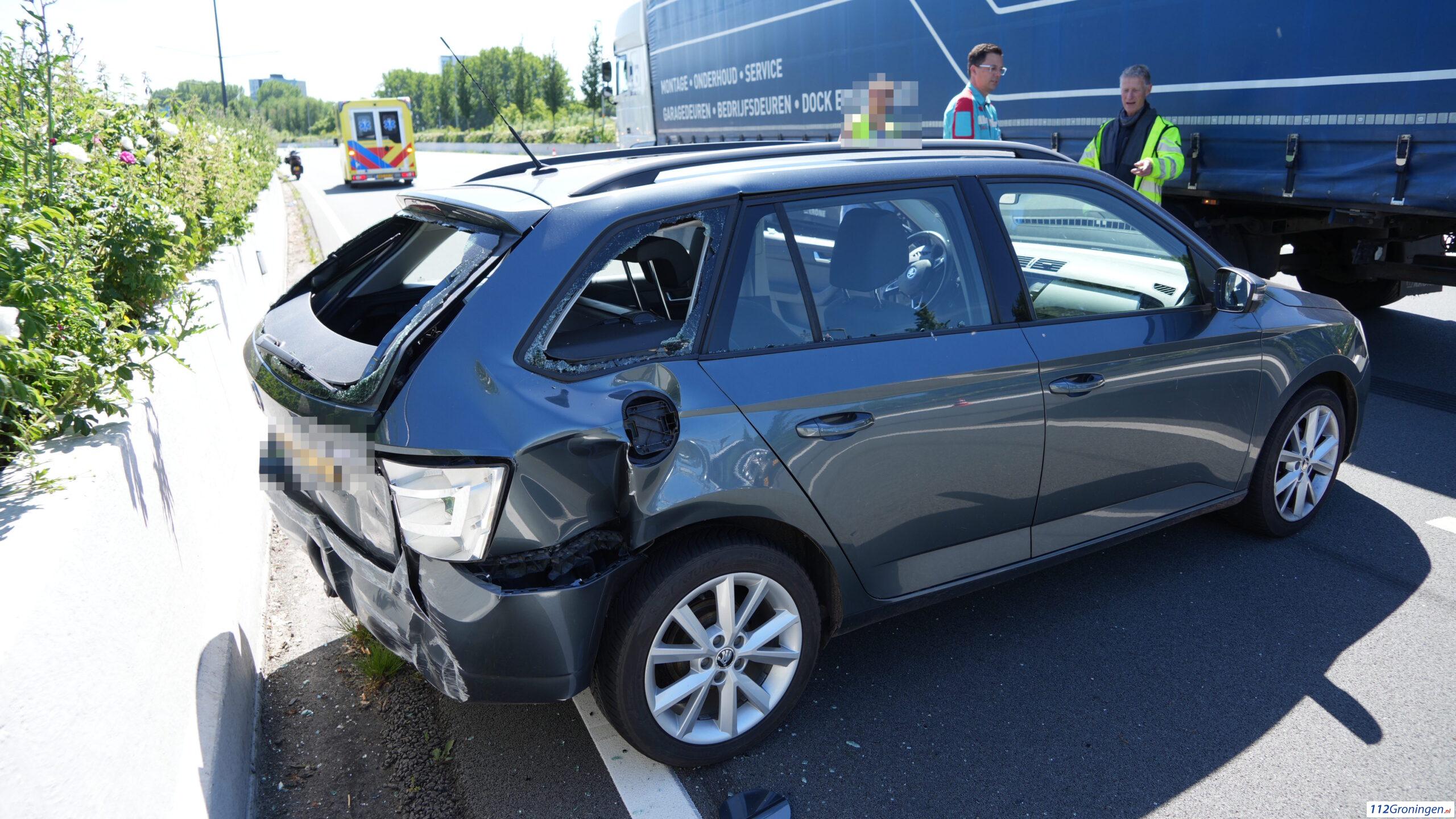 Aanrijding tussen auto en vrachtwagen op A28