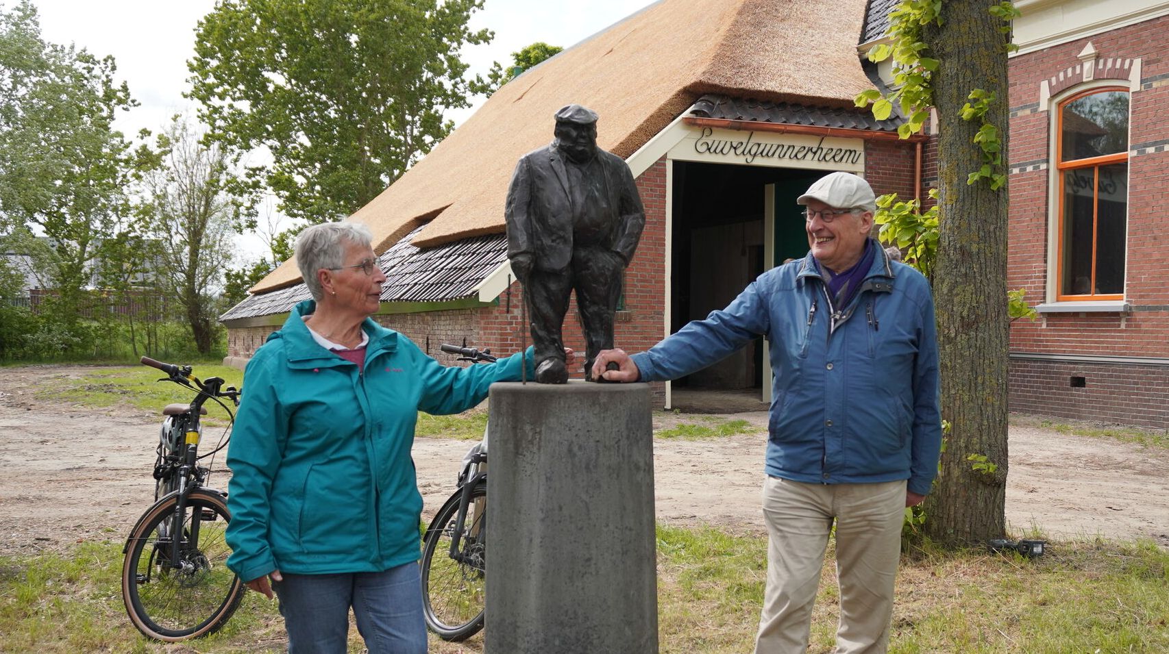 Standbeeld van Thies Dijkhuis prijkt weer voor zijn levenswerk in Euvelgunne na restauratie boerderi