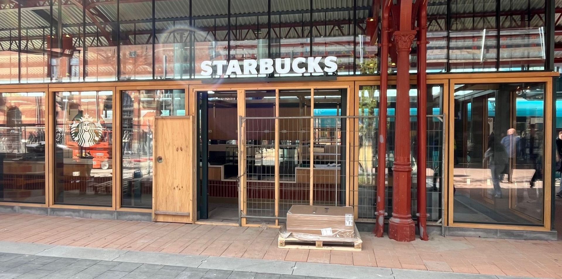 Starbucks (Hoofdstation), Stationsplein (Hoofdstation)