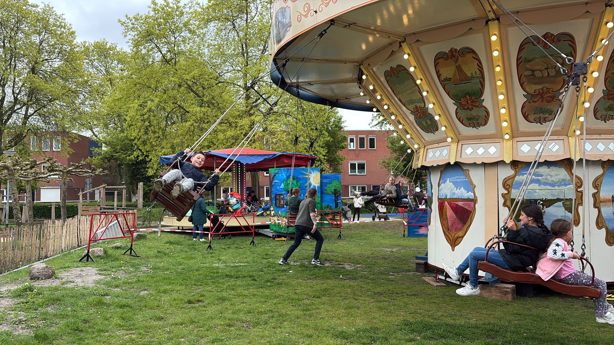 Bevrijdingskermis De Hoogte trekt duizend bezoekers: “Draaimolen is gratis, zweefmolen kost een euro