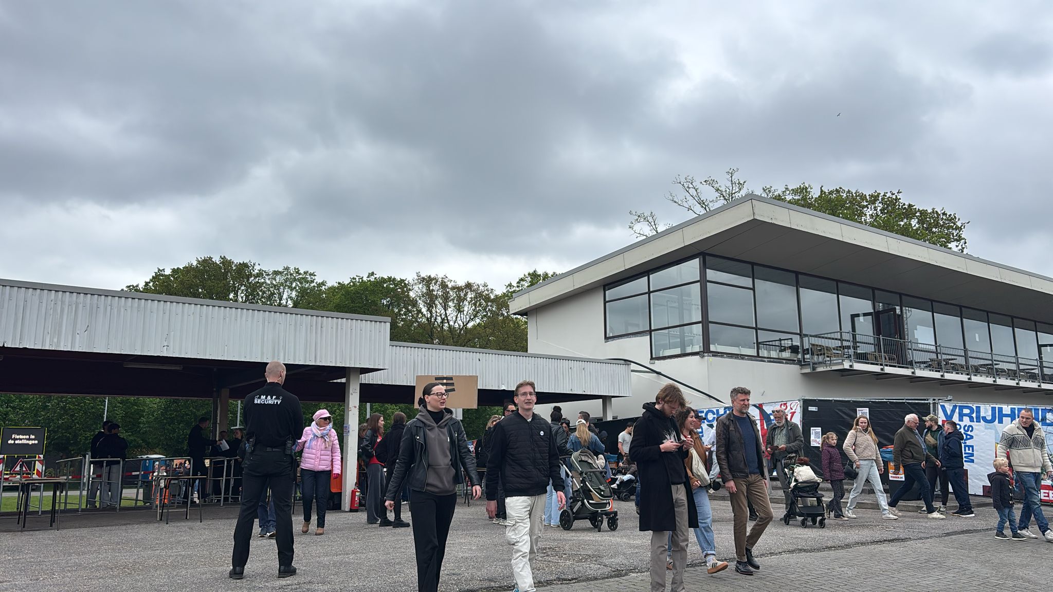 Eerste bezoekers betreden bevrijdingsfestival Stadspark