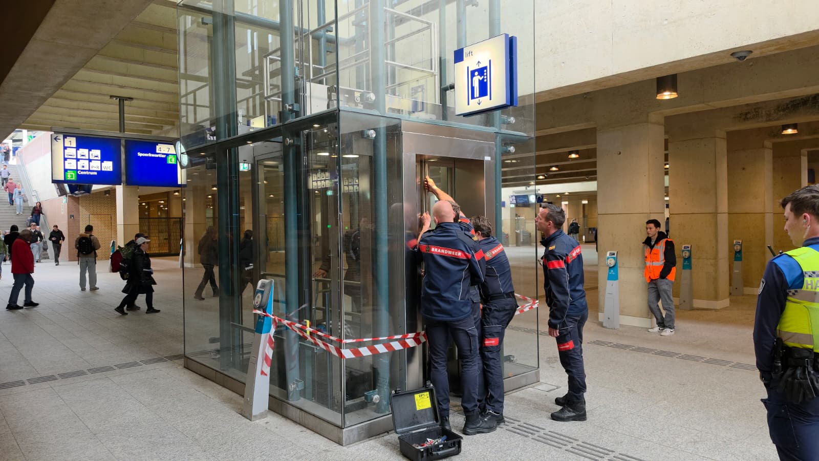 Treinreiziger negeert afzetlint en komt vast te zitten in defecte lift Hoofdstation