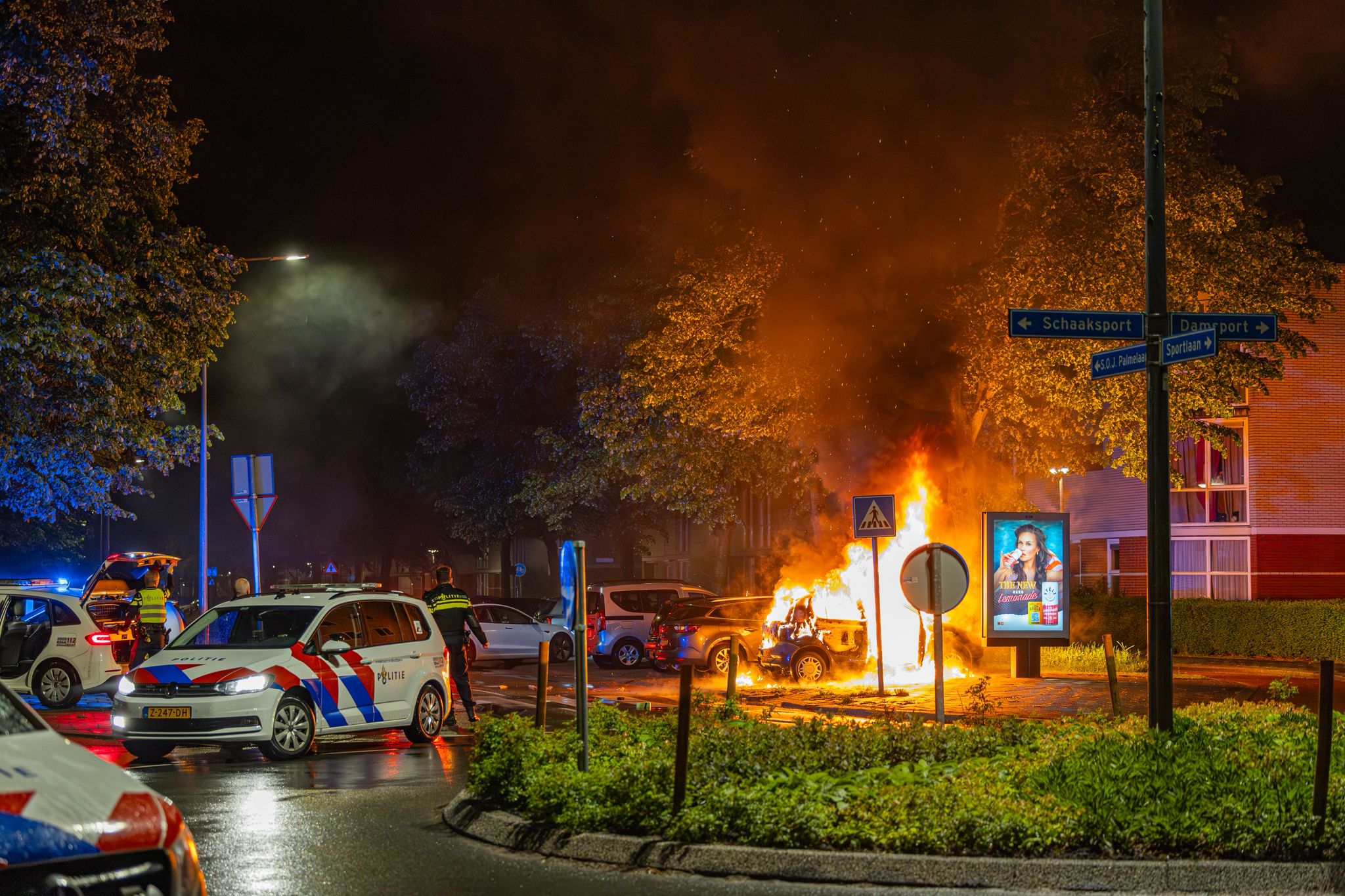 Agenten halen persoon uit brandende auto
