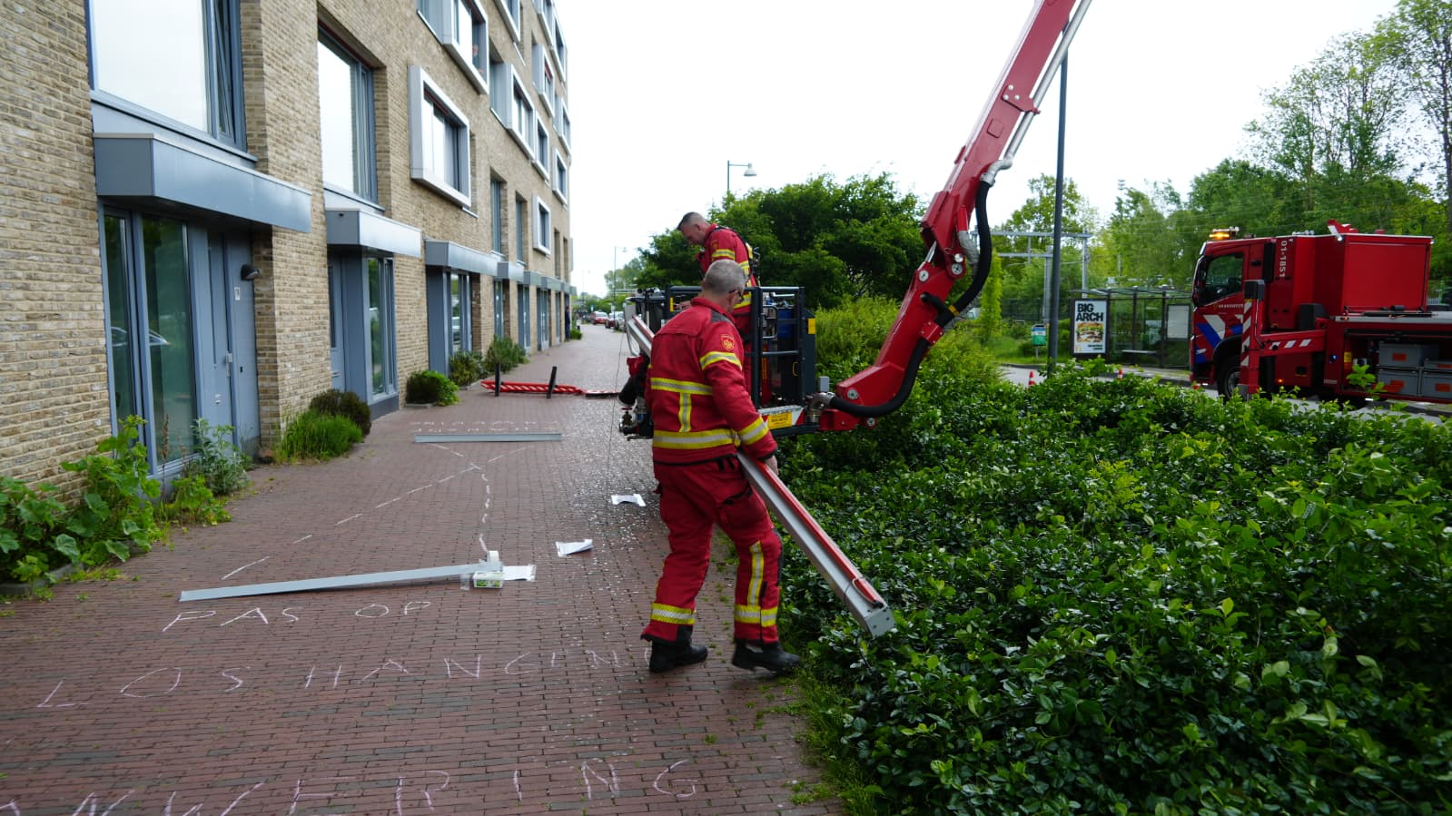 Hulpdiensten in actie vanwege loshangende zonwering aan Verlengde Lodewijkstraat