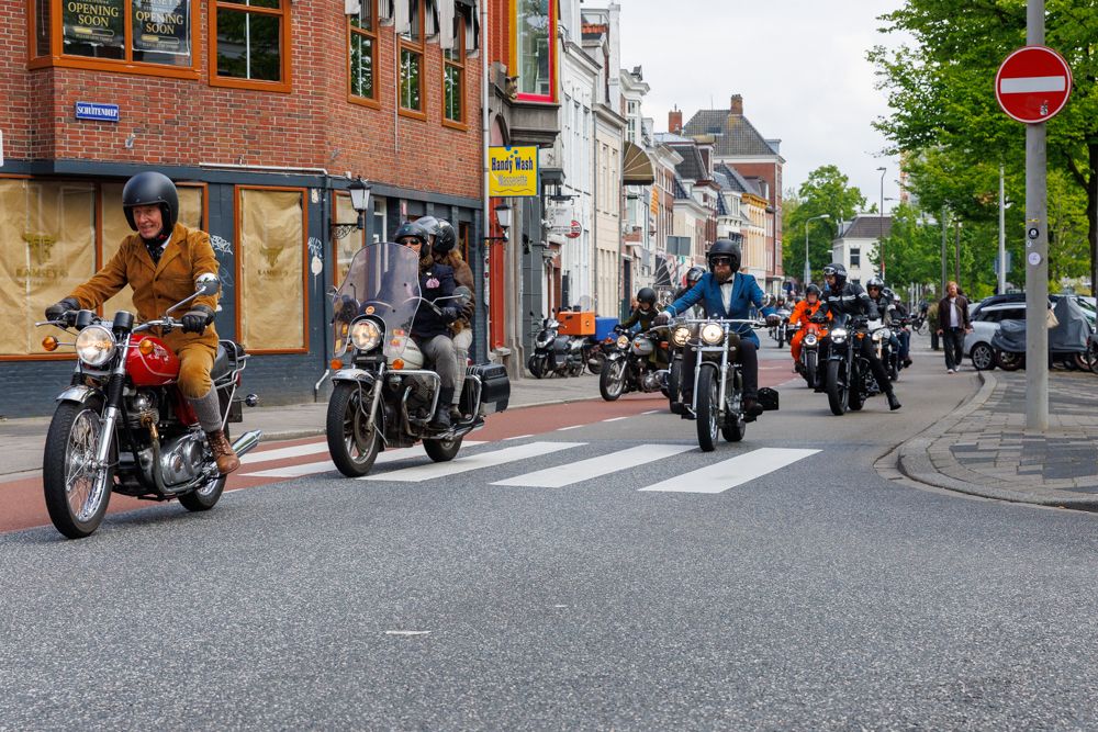 Stijlvol geklede motorrijders zamelen ruim 12.000 euro in voor prostaatkankeronderzoek en mentale ge