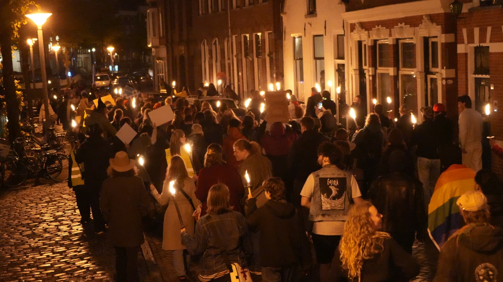 Heksennacht nieuw leven ingeblazen: ‘Time to wake the witches’ trekt door binnenstad (foto’s)