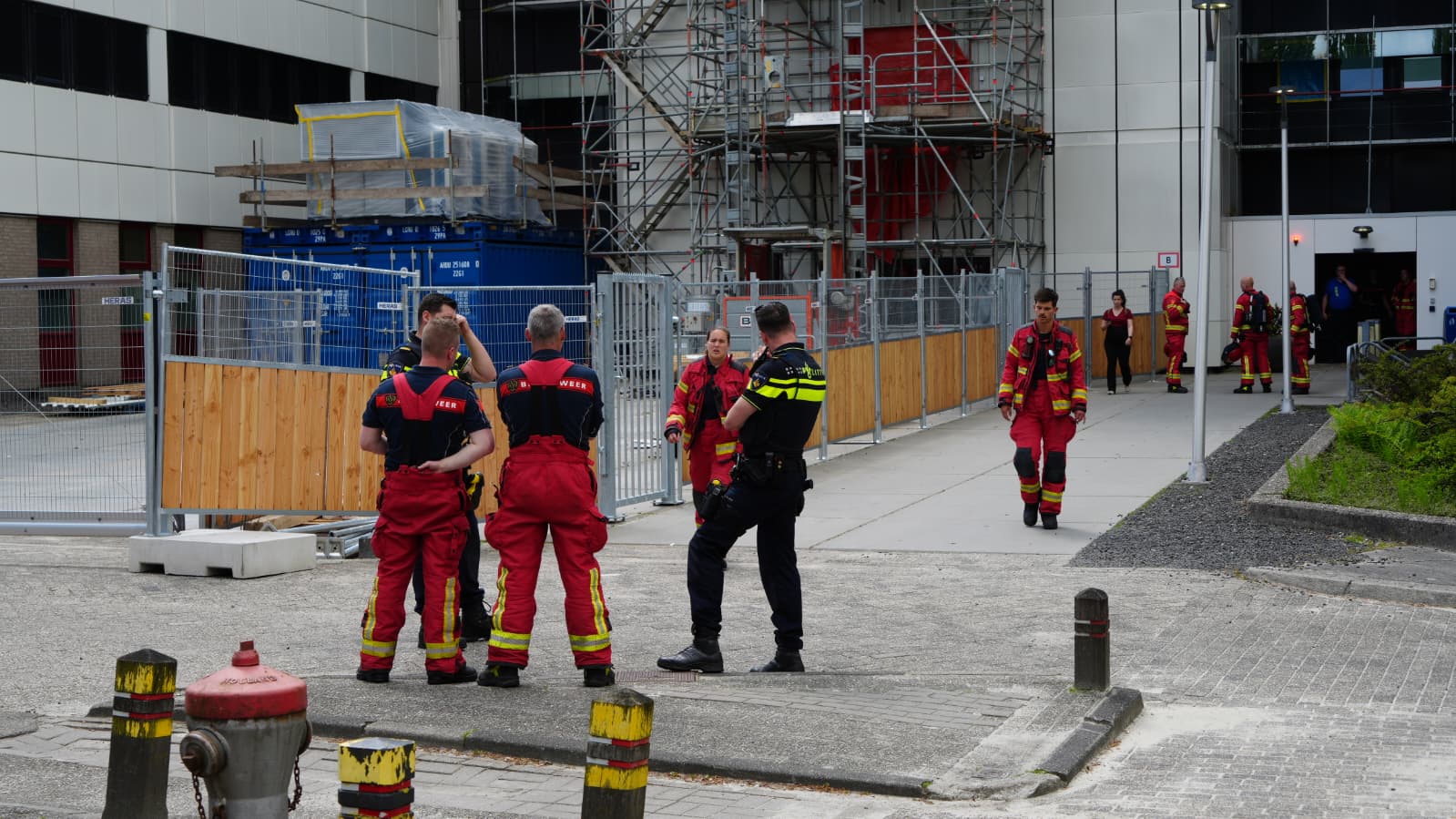 Brandweer lucht ruimtes in UMCG na rookontwikkeling in liftinstallatie
