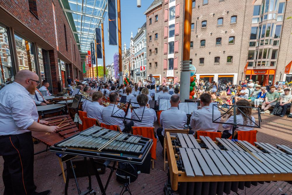 Concert Gruno’s Postharmonie op Westerhaven smaakt naar meer: “We moeten onze stadsjuwelen meer de r