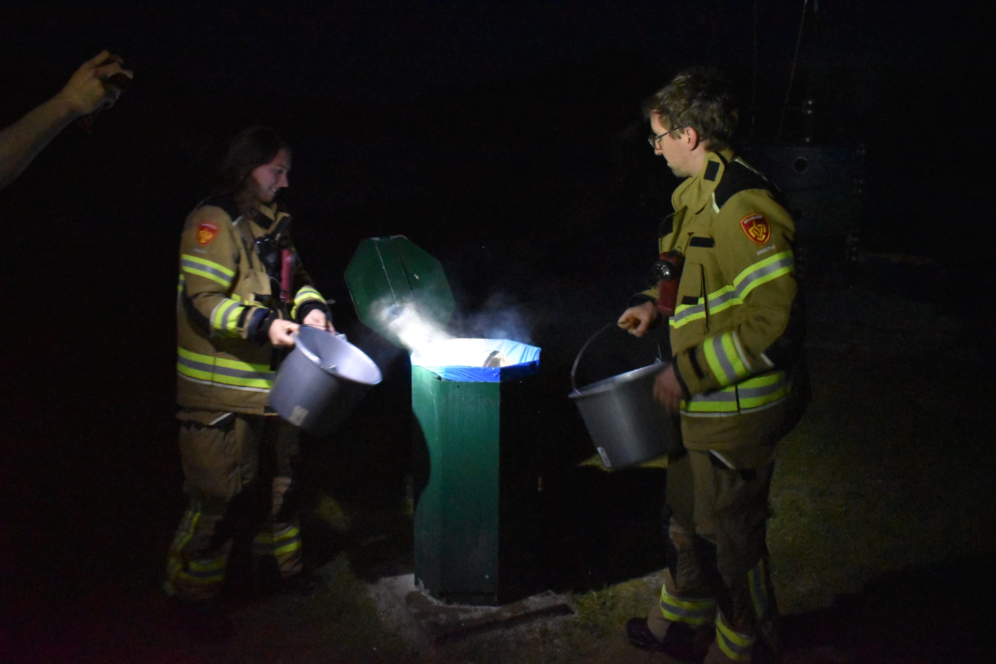 Brandweer zoekt twintig minuten naar containerbrand tussen strandgangers met kampvuurtjes bij Hoorns
