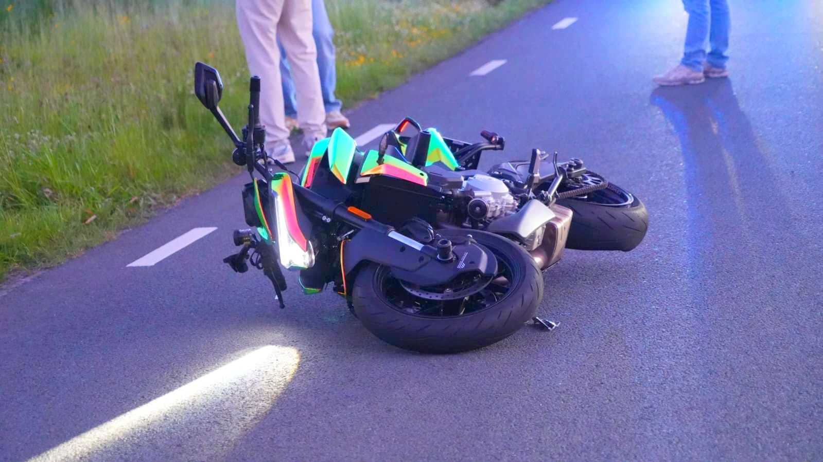 Motorrijder naar ziekenhuis na aanrijding op Driebondsweg