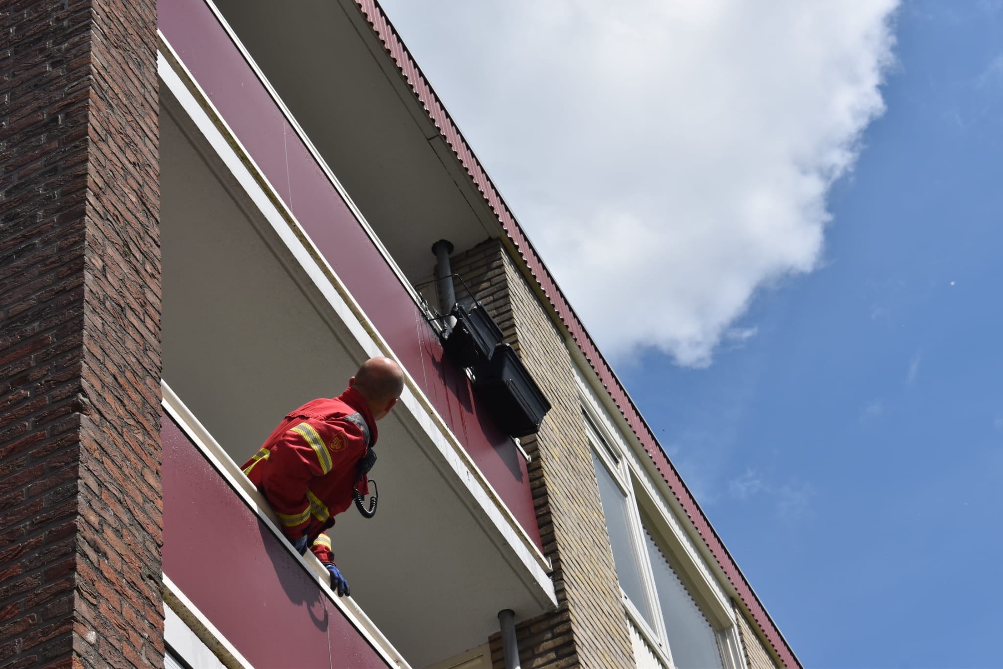 Brand in plantenbak op bovenste verdieping Plutolaan snel onder controle