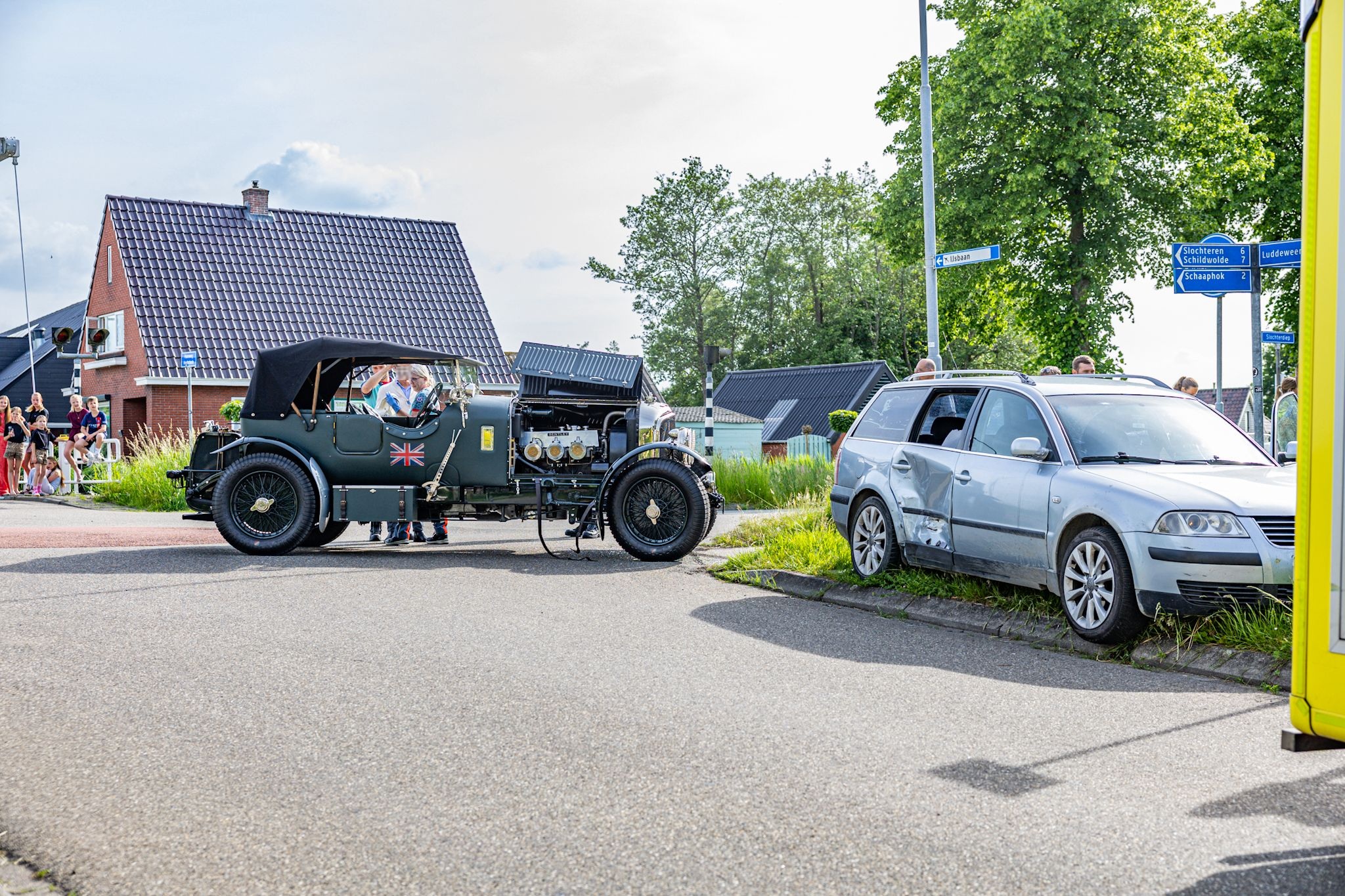 Klassieke Bentley uit jaren dertig betrokken bij verkeersongeluk Lageland; één gewonde