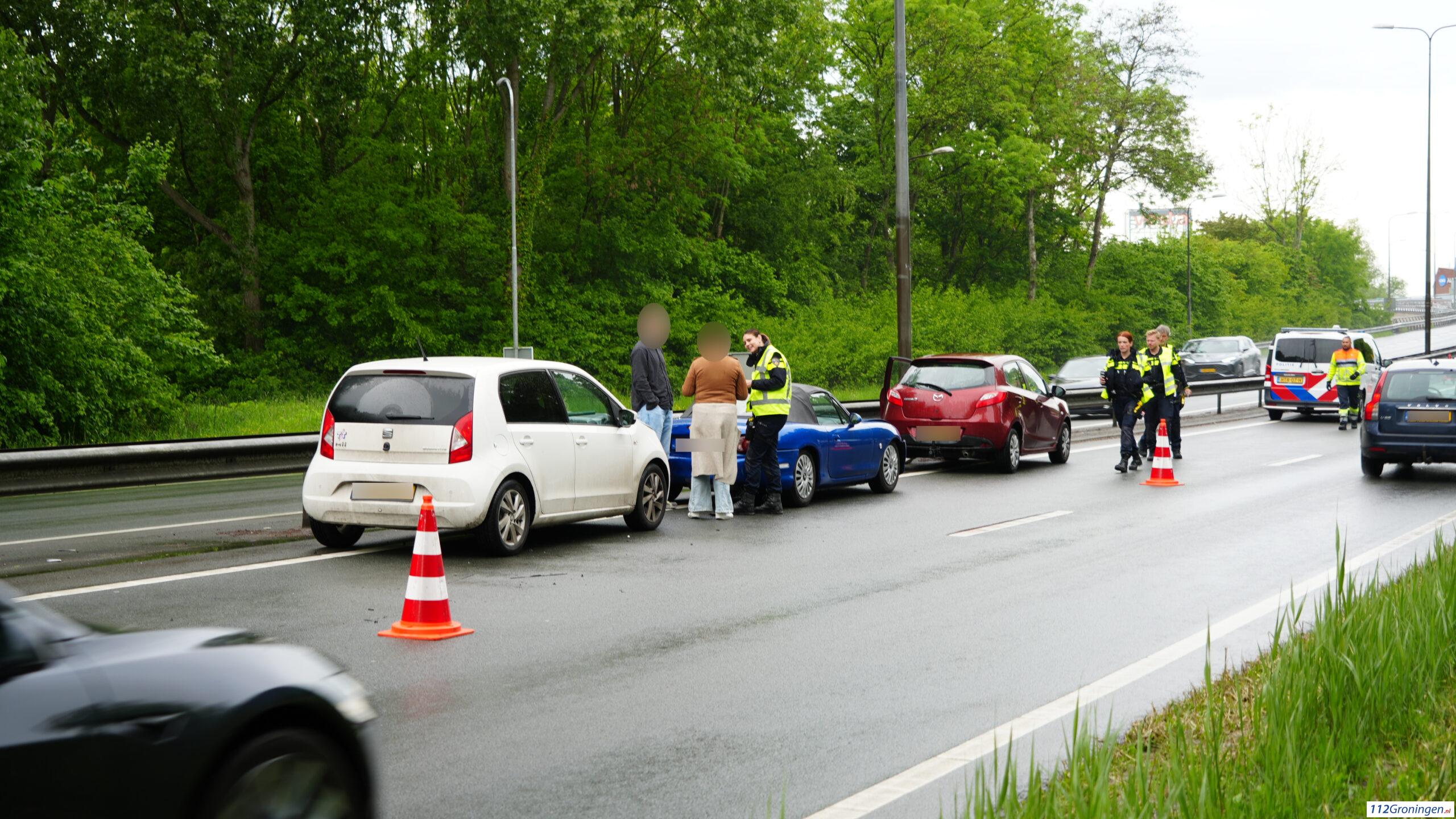 Drie auto’s botsen op elkaar op ringweg