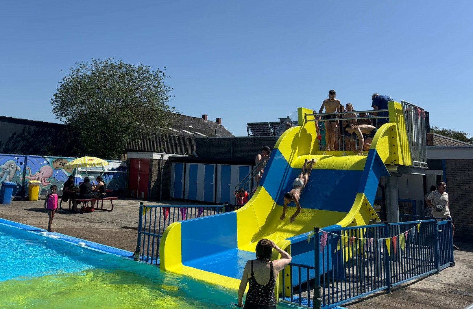 Langer buitenzwemmen in Hoogkerk: openluchtbad onderzoekt opening tot in november