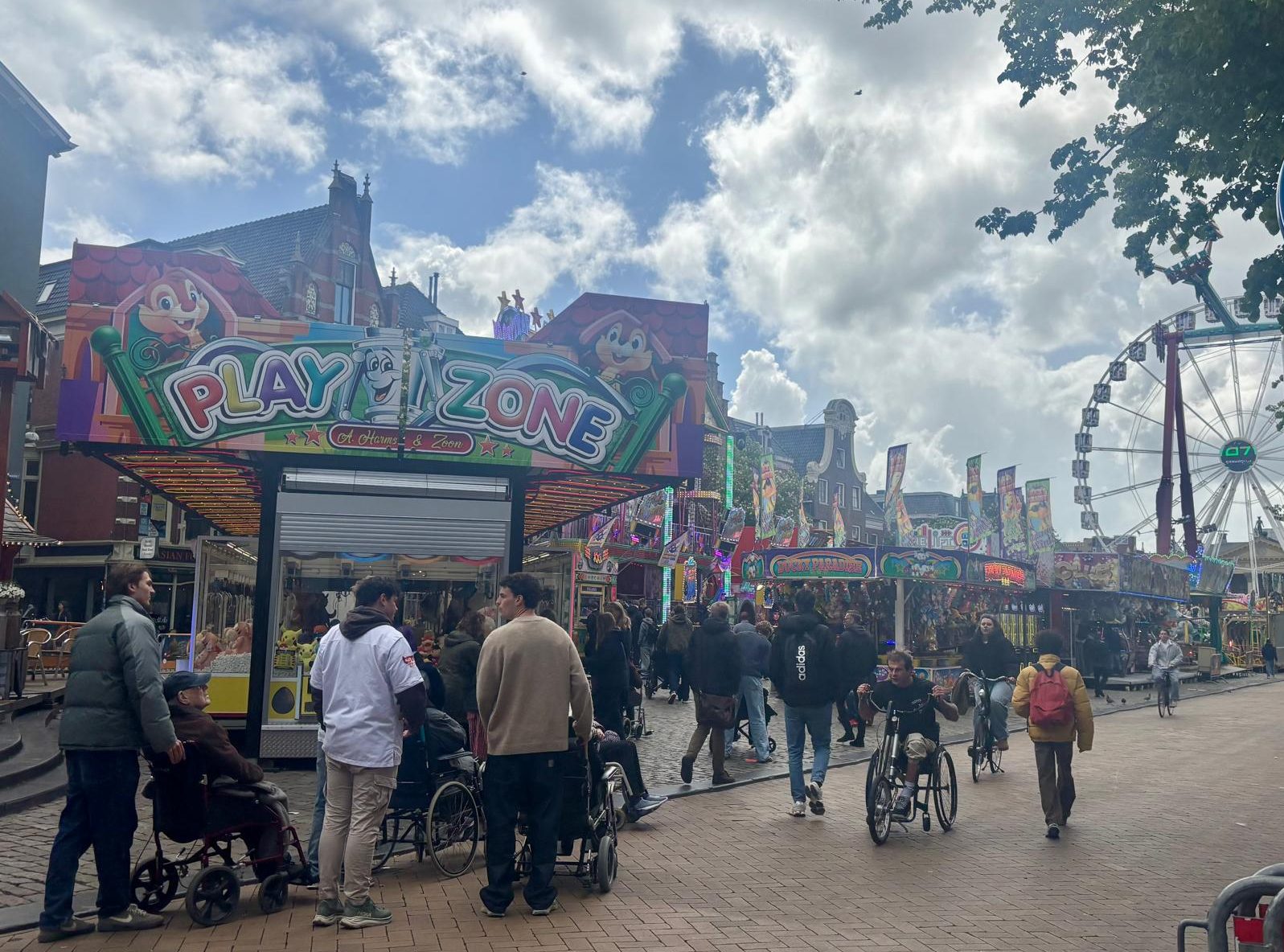 Ouderen op de kermis samen met studenten van Stichting Ons Groningen