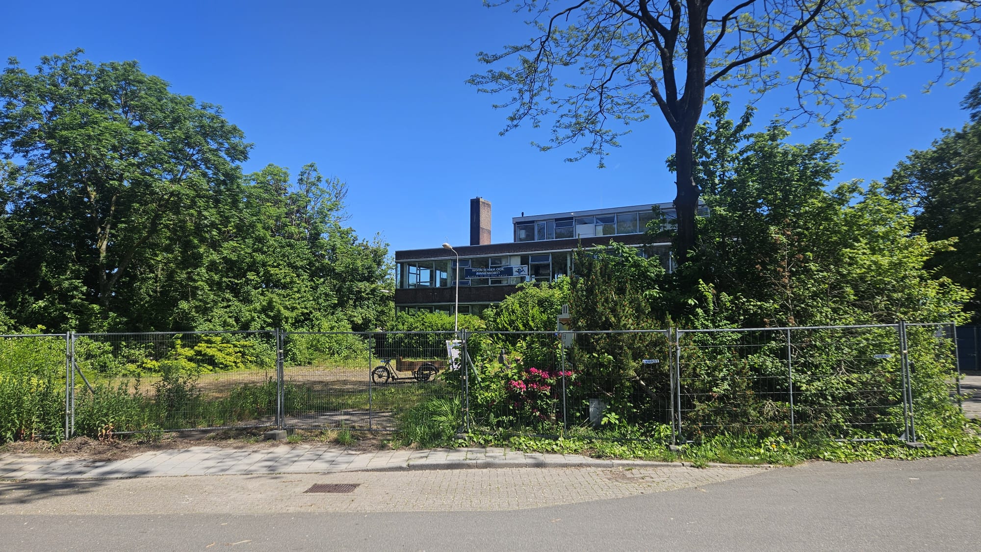 Voormalig kantoorpand Regattaweg gekraakt