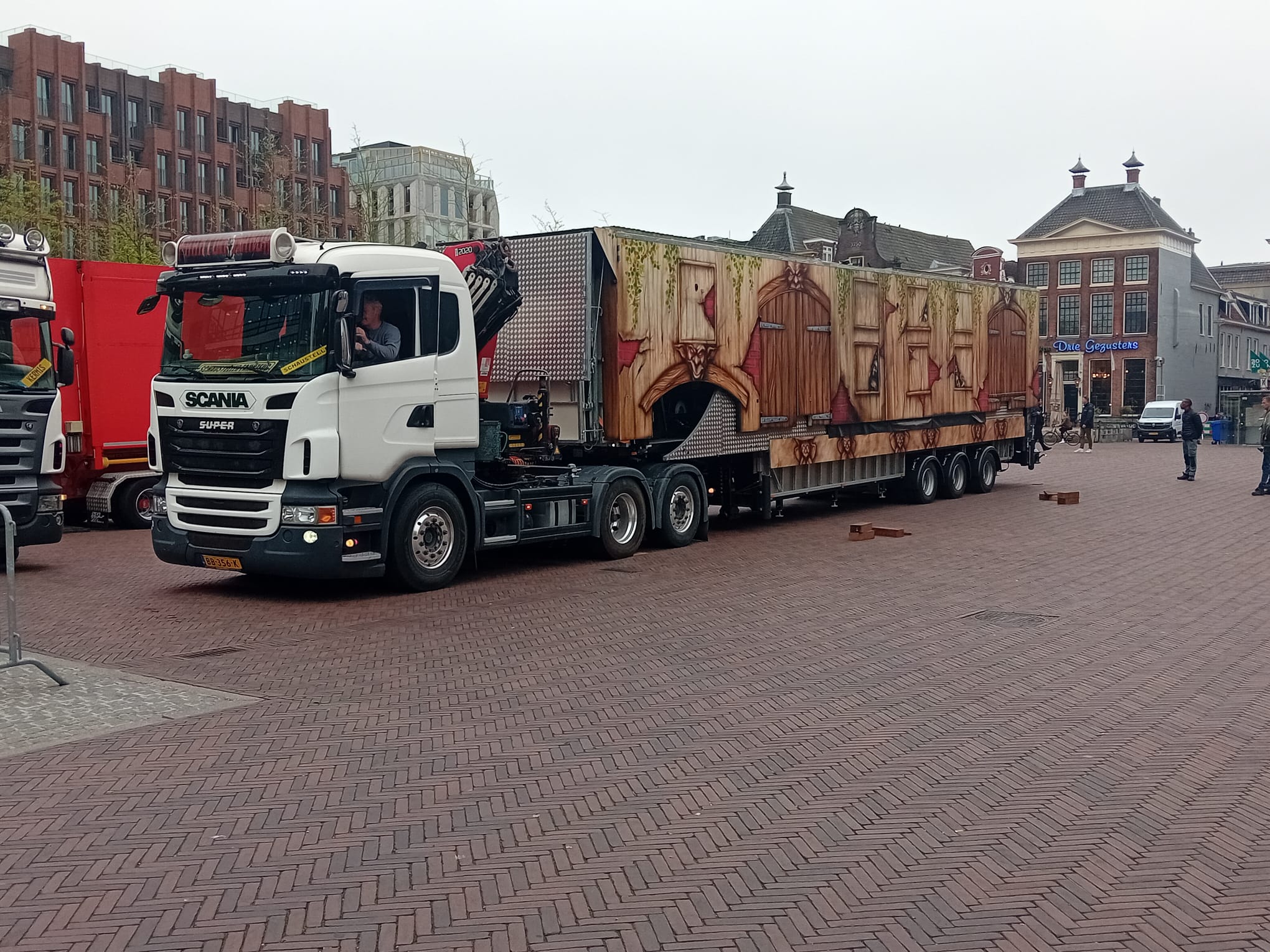 Eerste attracties voor meikermis zijn gearriveerd op de Grote Markt