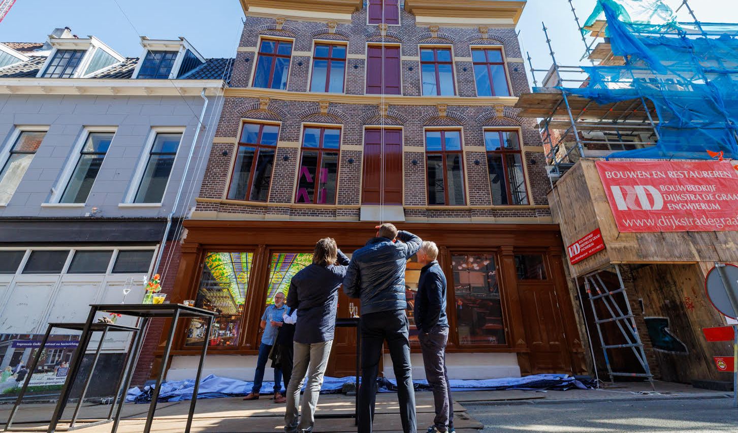 Aanpak ‘rotte kiezen’ Gelkingestraat voltooid met onthulling gerestaureerde gevel