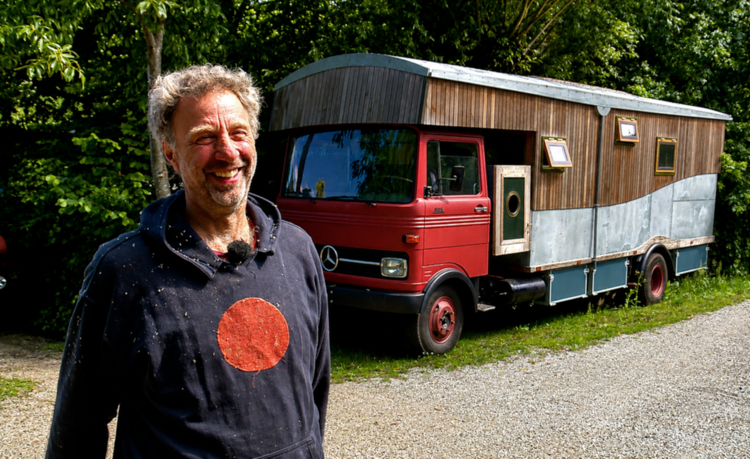 Alex maakt een tiny house op wielen voor gedupeerde Groningers