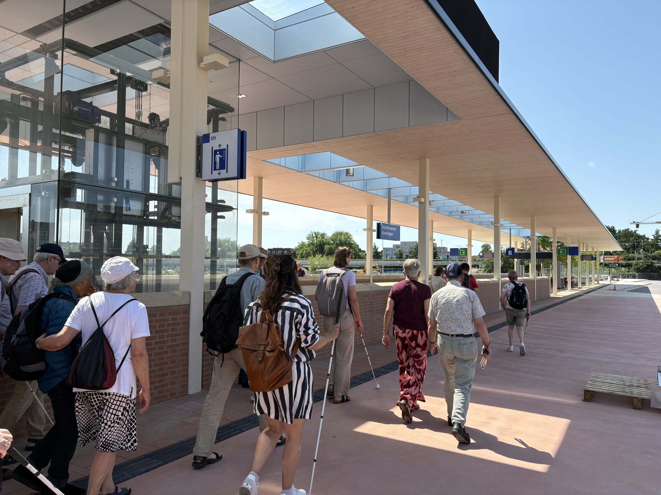 Slechtzienden testen nieuwe busstation Groningen tijdens speciale rondleiding