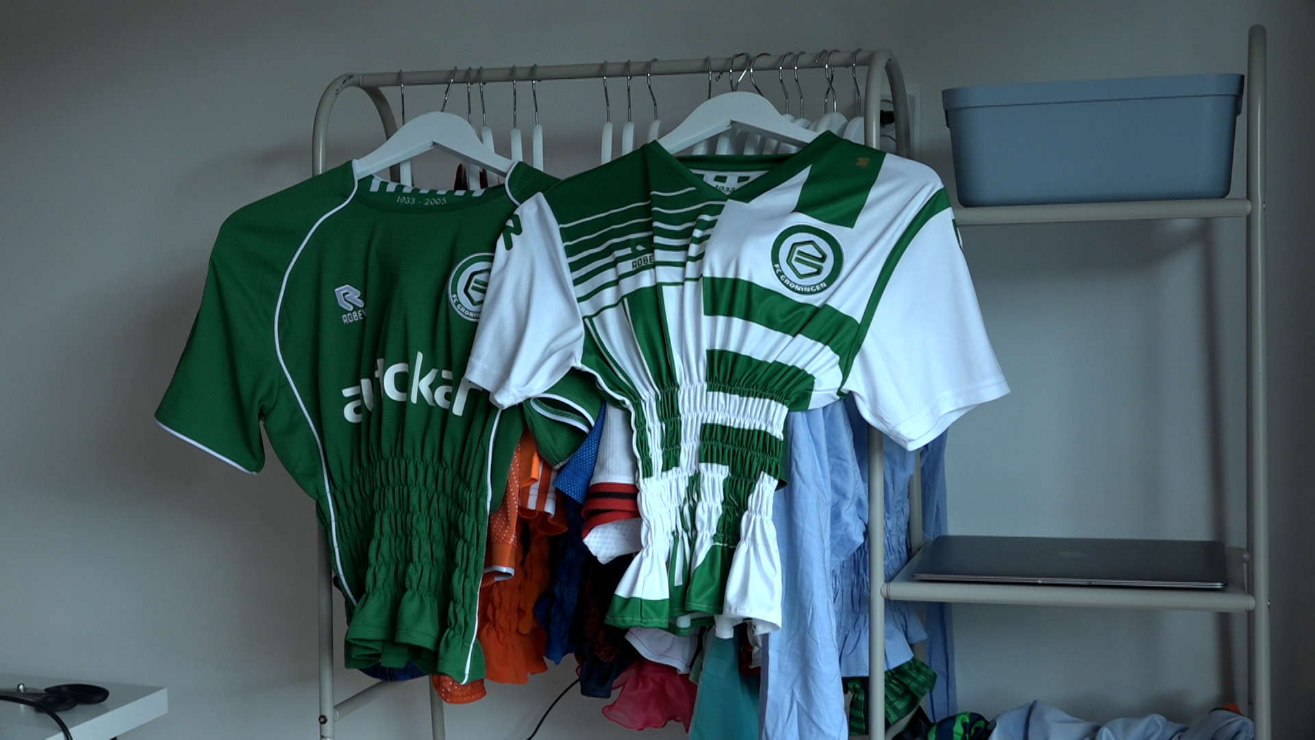 Myla Weerman maakt van voetbalshirts fashion items