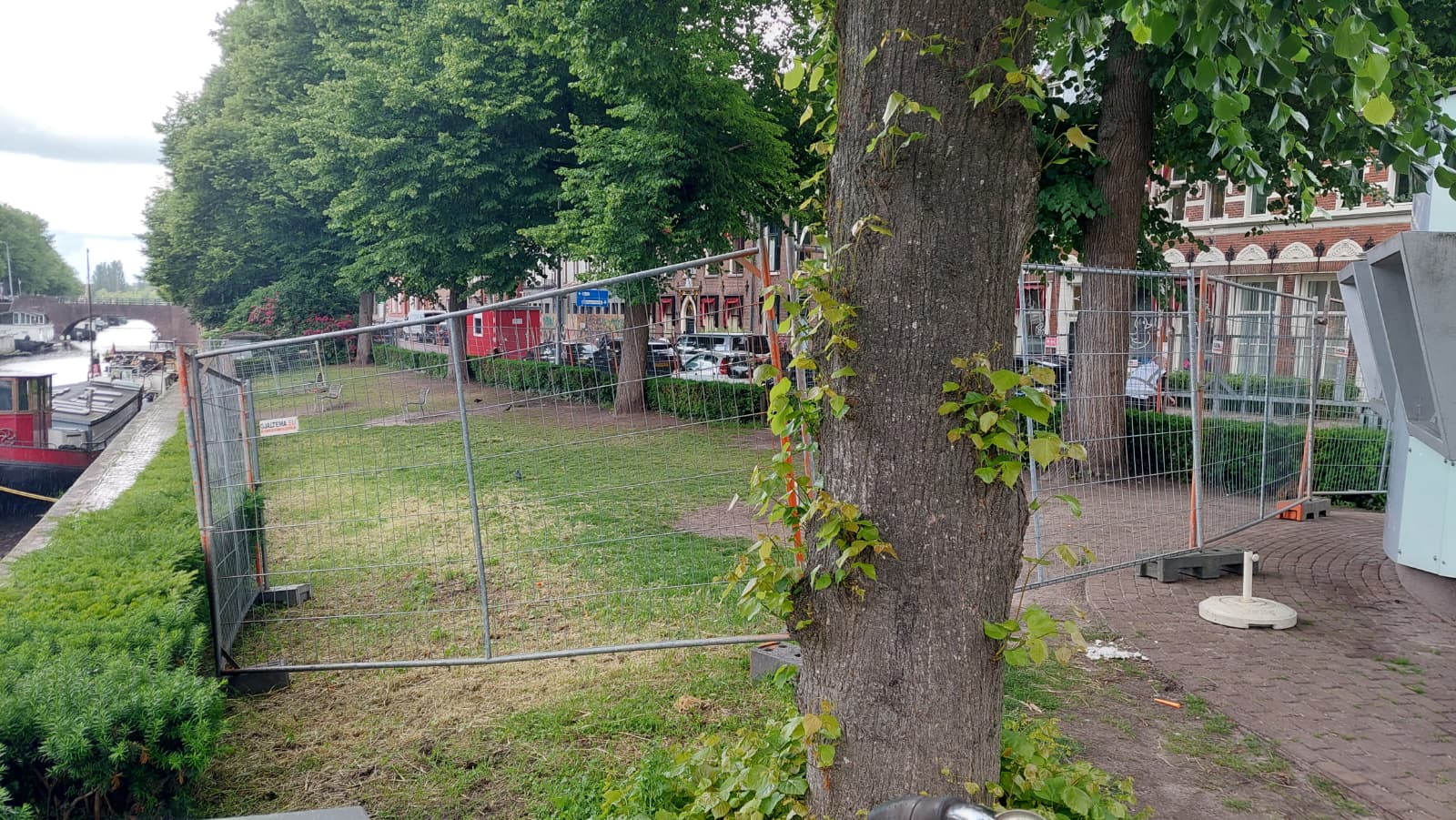 Hek om grasveld tegenover Open Hof om overlast te voorkomen