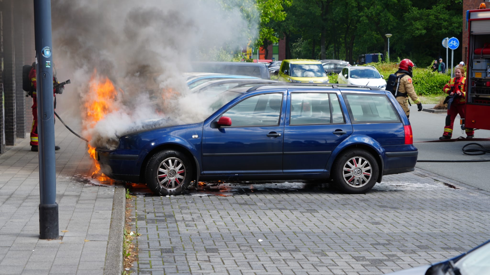 Auto in brand aan Anjerplein in Haren