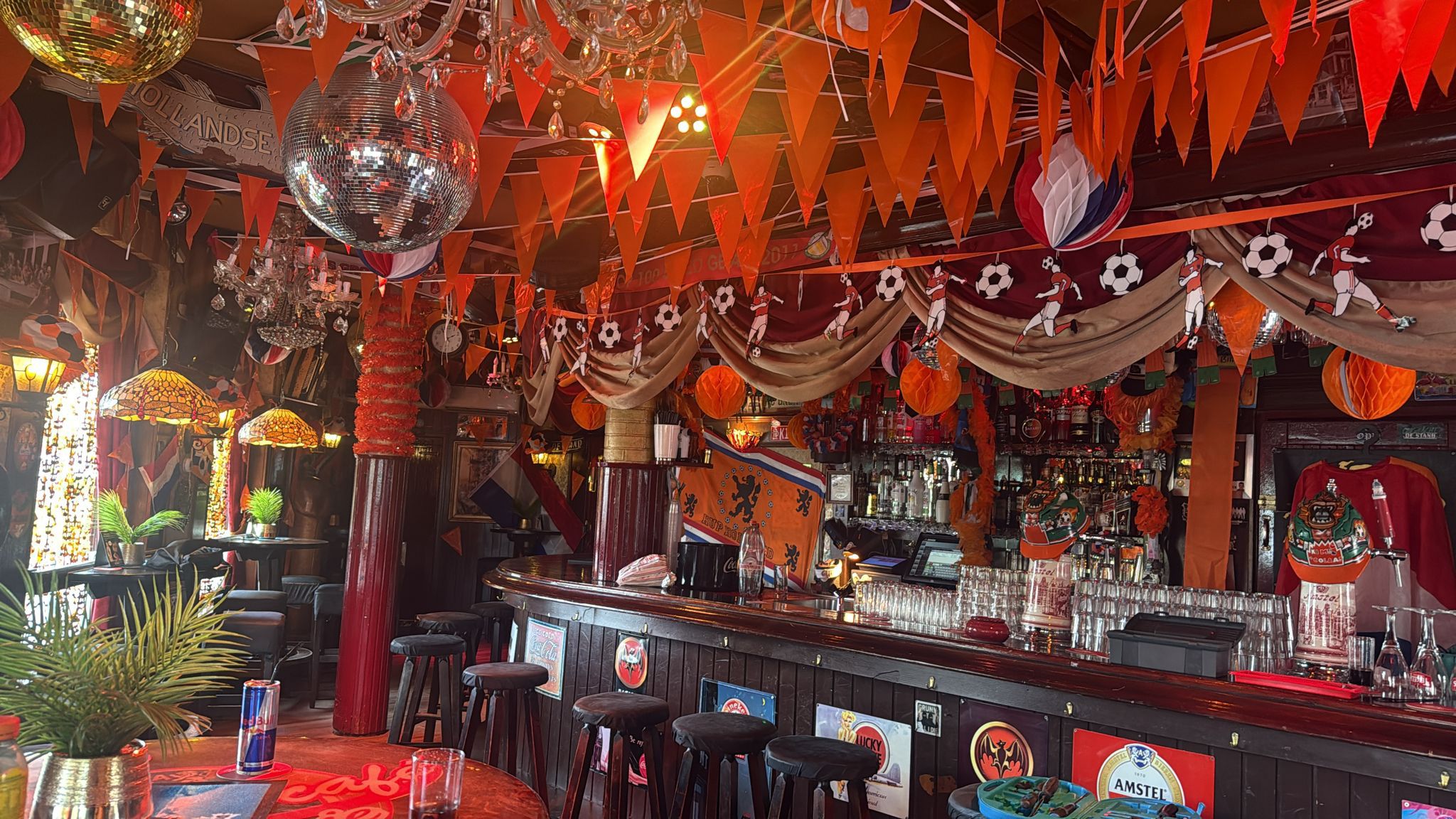 Café Aan de Amstel pakt uit tijdens WK: “Mijn broertje zei, zullen we de buitenkant ook versieren?”