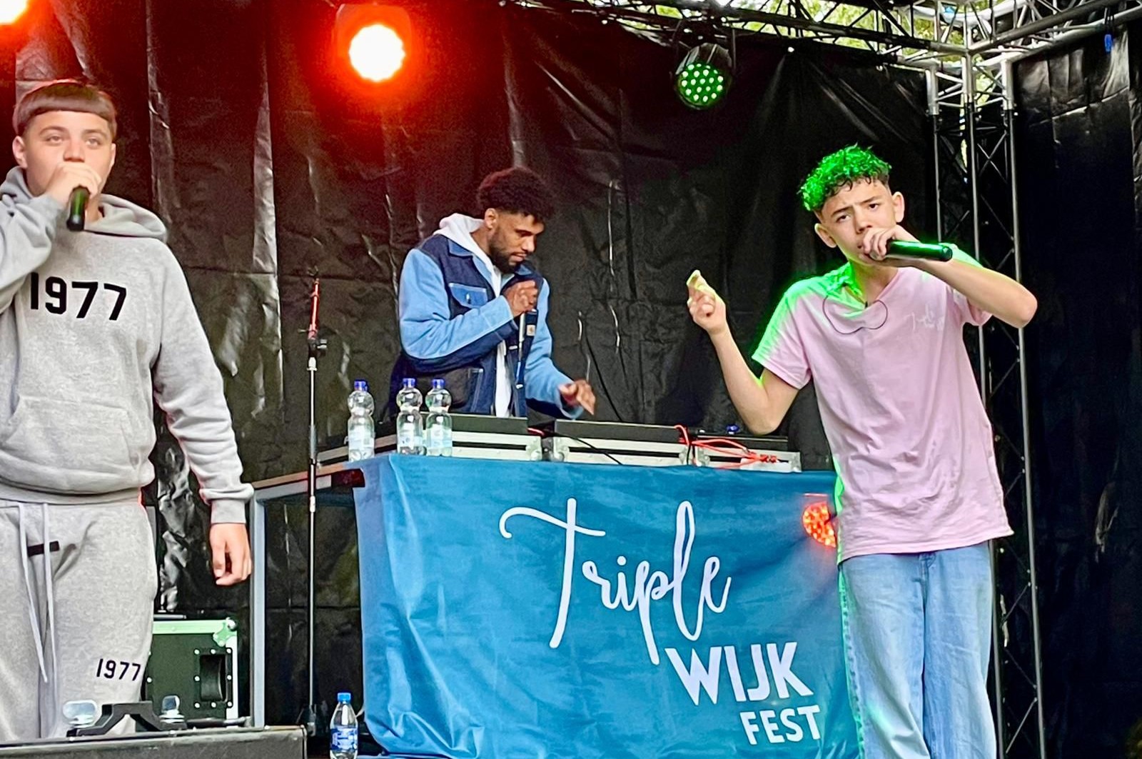 Jongeren uit Selwerd, Paddepoel en Tuinwijk zetten met succes eigen festival op: “Dit verdient een v