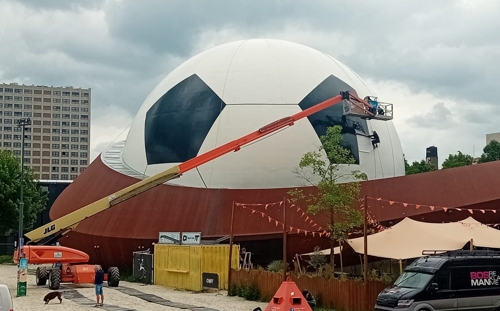 Geleidelijk verandert de koepel van DOT in de ‘grootste voetbal van Europa’