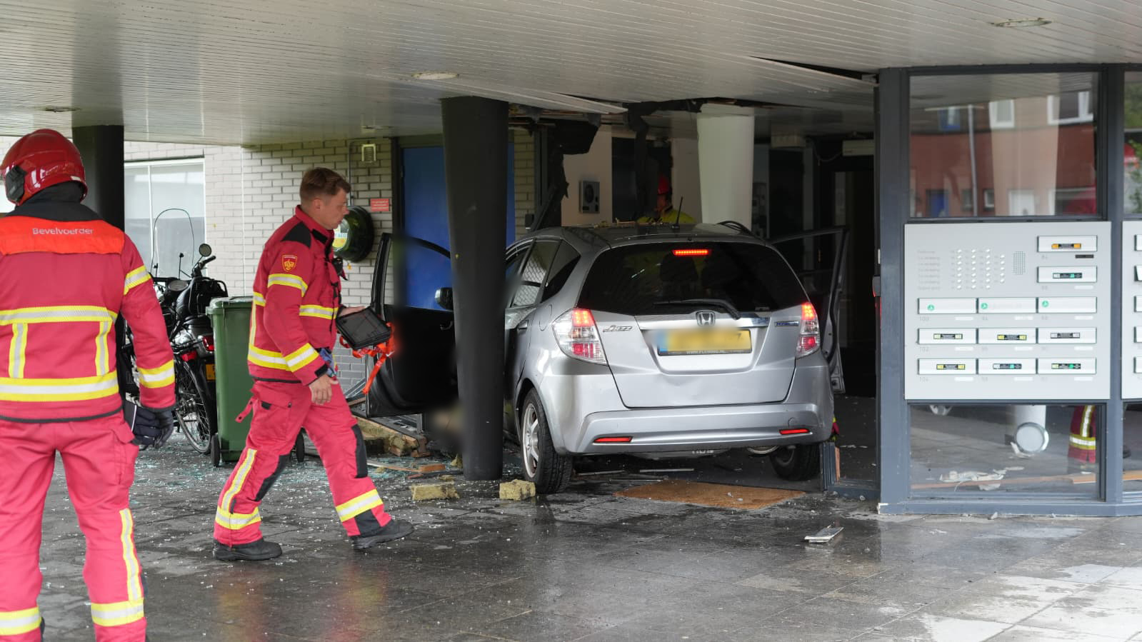 Auto ramt portiek appartementencomplex in Hoornse Meer