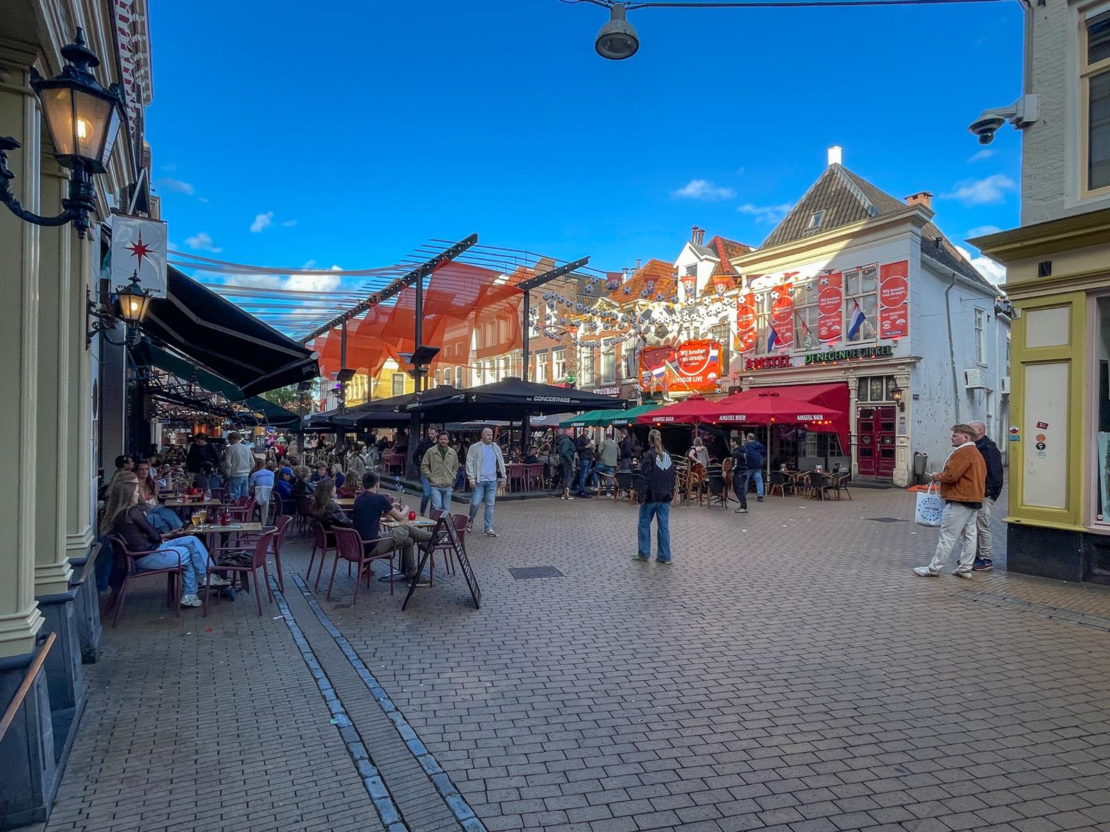 Oranjekoorts stijgt in Groningen: “Het is de hele dag al een gekkenhuis”