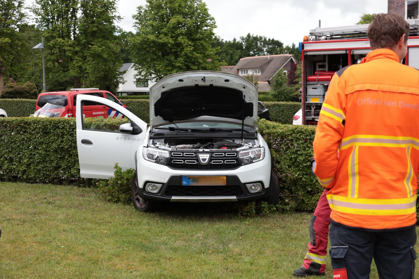Automobilist trapt verkeerde pedaal in en rijdt door heg in Haren