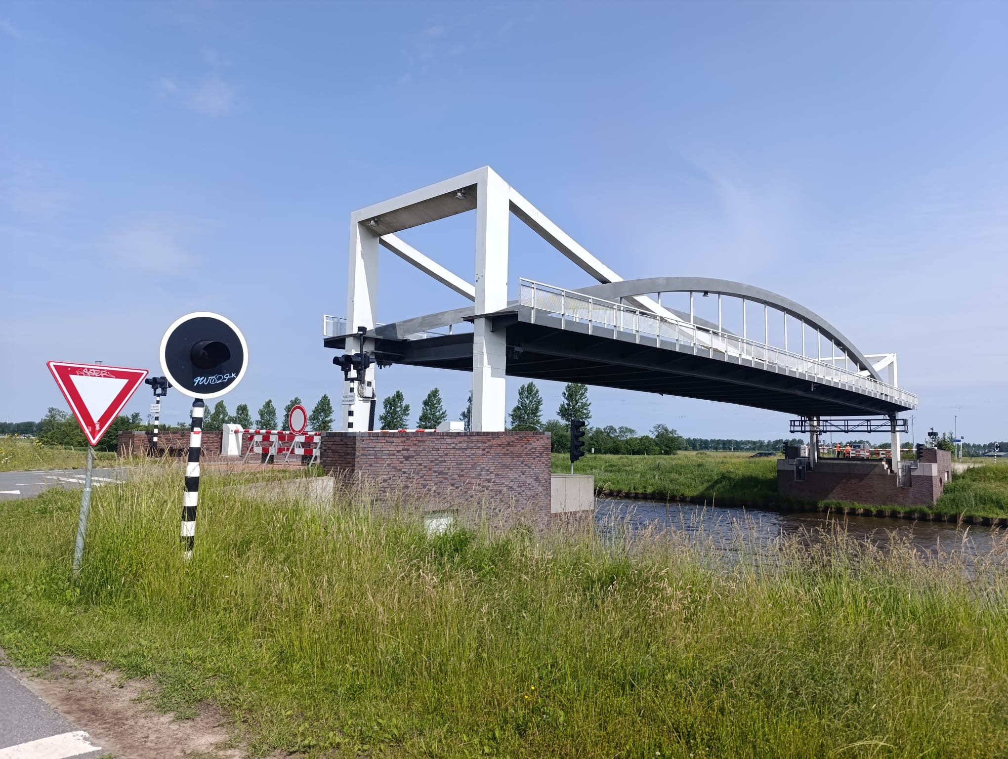 Dorkwerderbrug weer open voor verkeer na storing, Rijkswaterstaat onderzoekt oplossing voor lange te