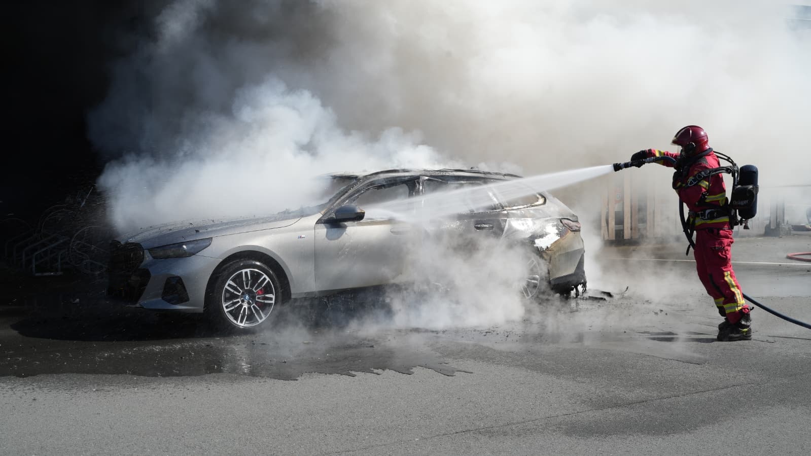 Auto door brand verwoest aan Lübeckweg