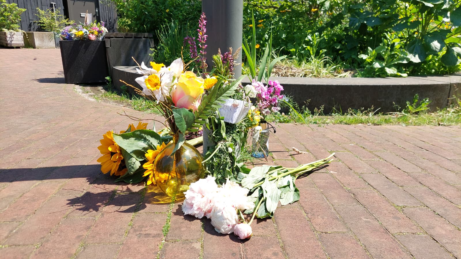 Bloemen bij woning in Meerstad na familiedrama, scholen en gemeente bieden steun